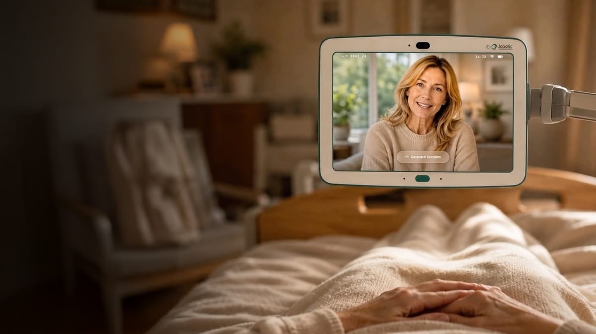 Standbild aus dem Jobotic-Care-Film: ältere Person zu Hause im Videogespräch mit einer Angehörigen