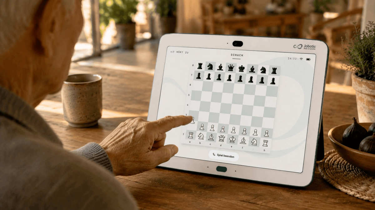 Ältere Person spielt tagsüber Schach am Jobotic-Care-Gerät